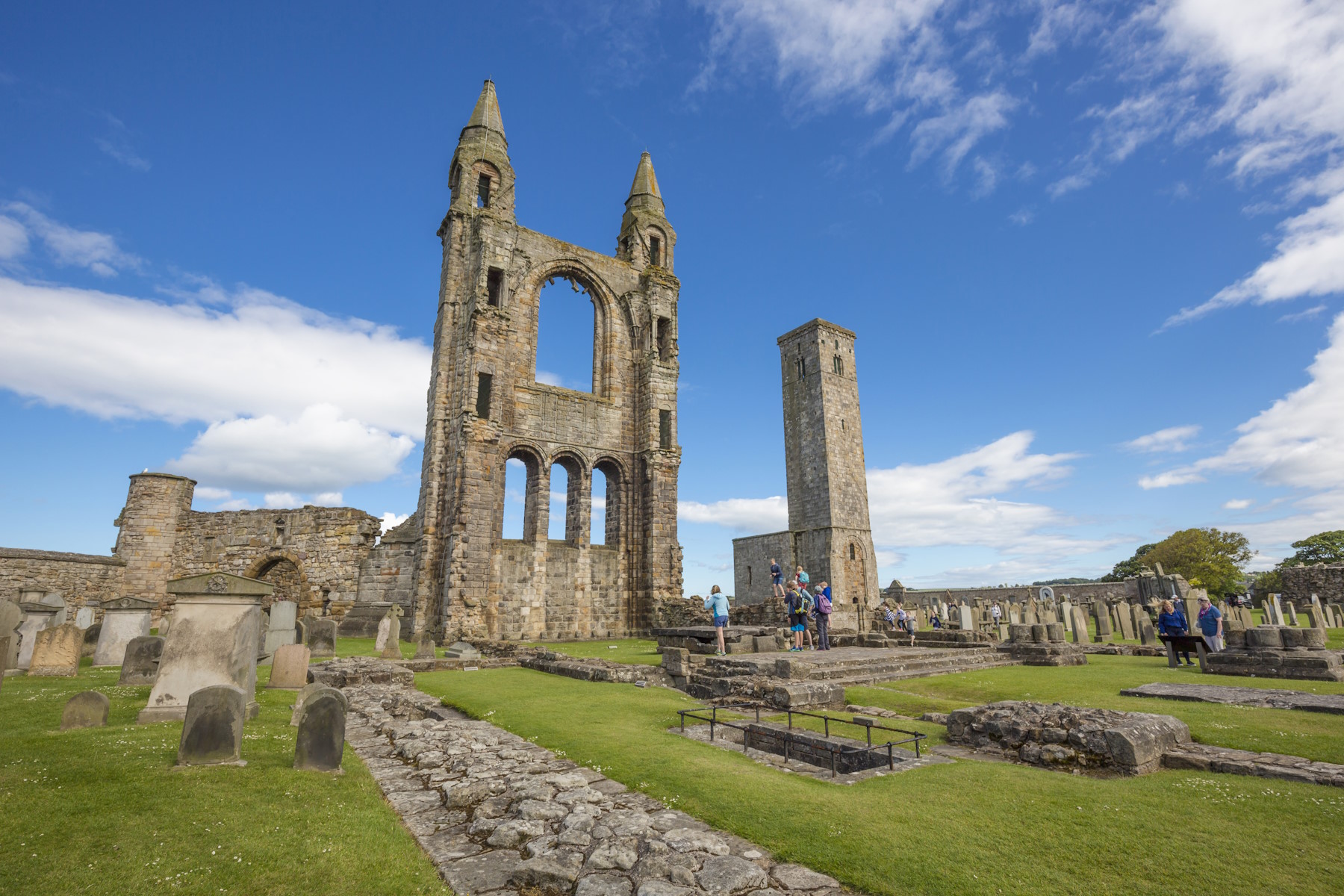 Scotland Tours-From St Andrews and Loch Lomond to the Highlands, Whisky distilleries to Highland coos, Castles and Lochs abound, make 2026 the year you experience a country like no other.